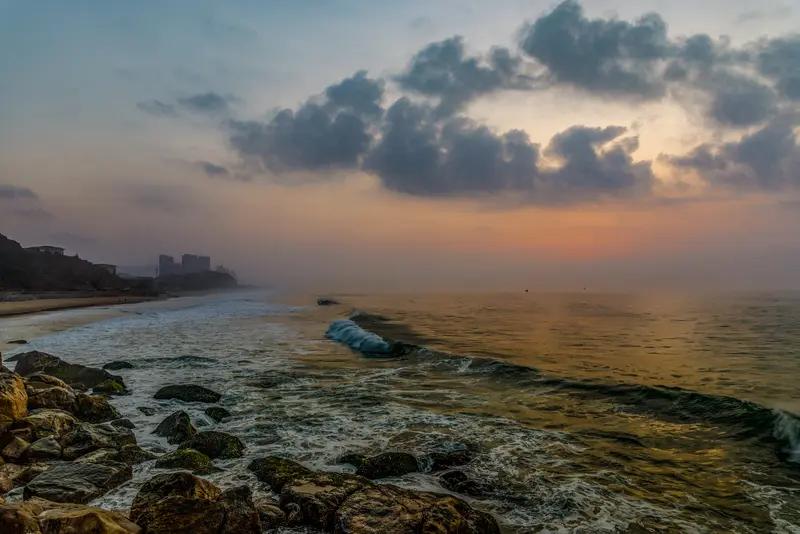 巴拿马强行夺取长和港口，背后显然是美国霸权行径在作祟。美国为了一己私利，长期推行