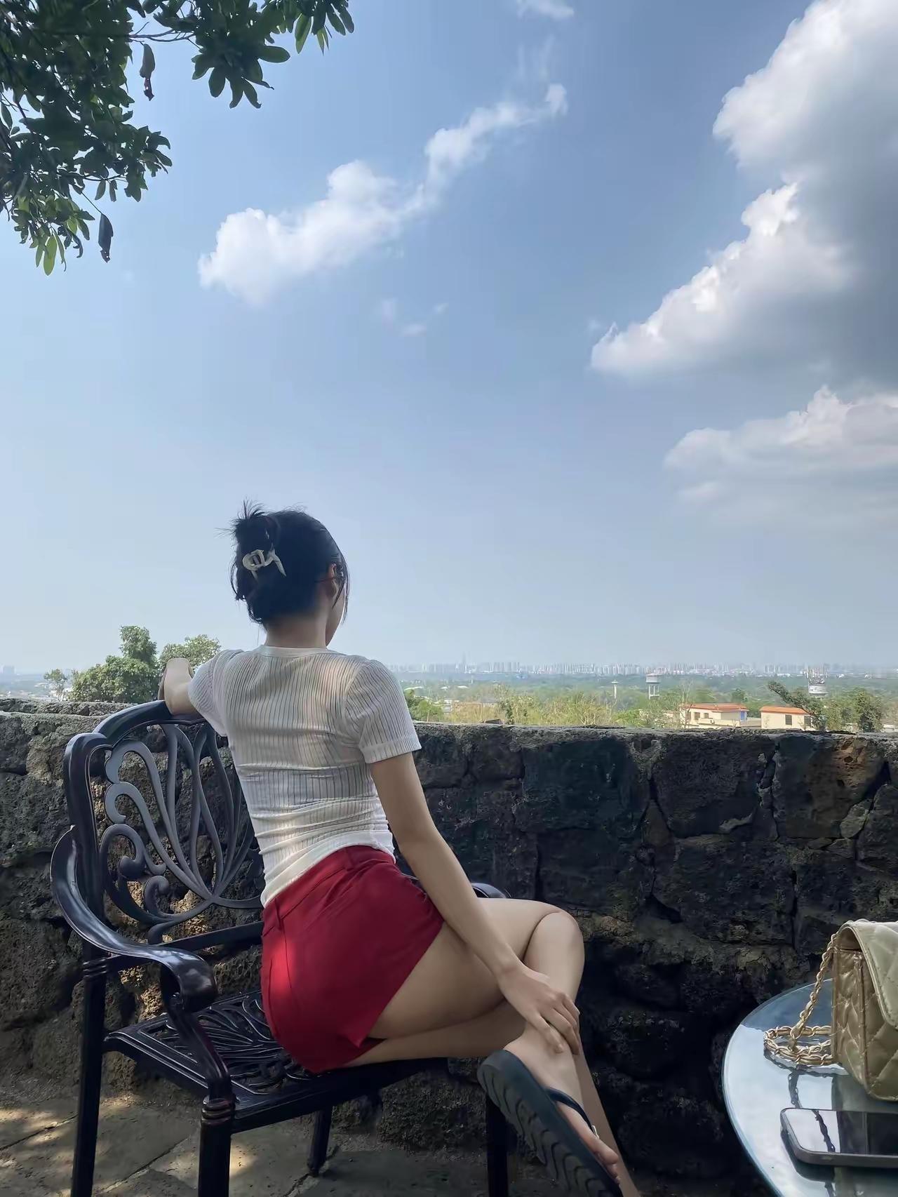 背影照能拍出这个境界，真的很难得，很多人喜欢穿紧身裤拍背影，拍出来的效果都有点俗