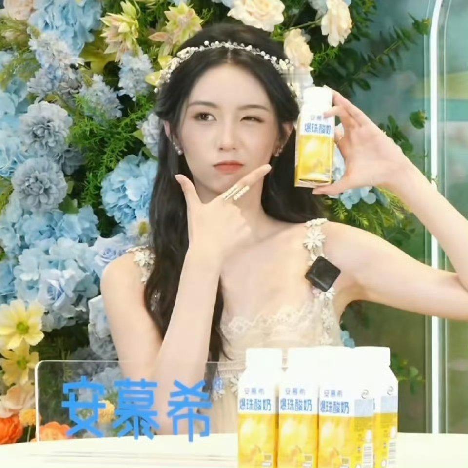 所有人都不能错过这个四连拍很可爱的周也宝宝！ ​​​
