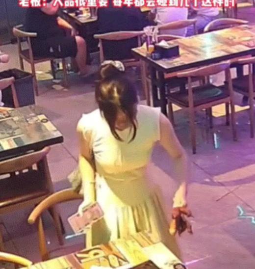 江苏，一女子凌晨来到一家烧烤店点烤串，不料老板将烤串烤好端上桌后，女子竟趁老板离