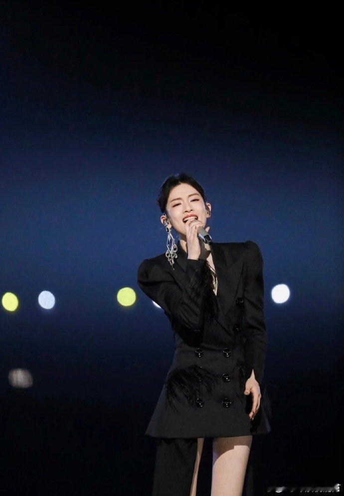 叶童陈昊宇乘风冠军回芒叶童的国民度真的绝了！初代冠军的从容，一出场就自带气场！声