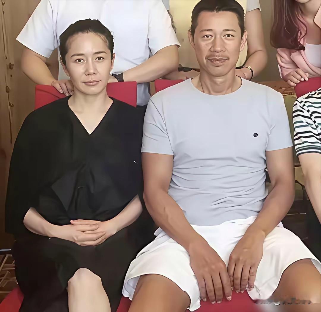 张丰毅与霍凡：相守30年零绯闻，69岁硬汉背后的妻子。镜头下，张丰毅身穿浅灰色短