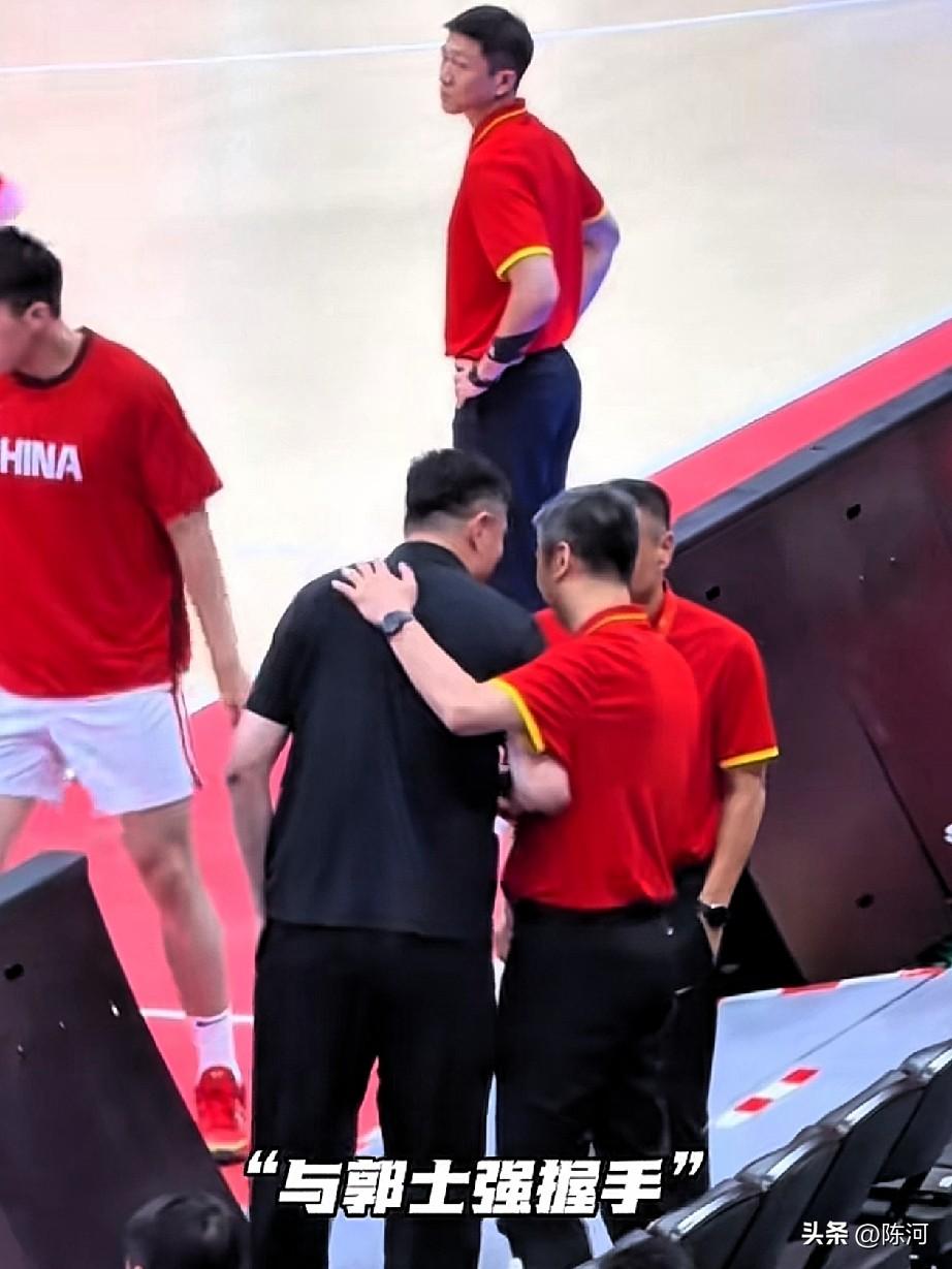 杜锋亲临中国男篮现场。昨晚中国男篮在佛山顺德对阵欧洲球队乌拉圭。杜锋作为广东省篮