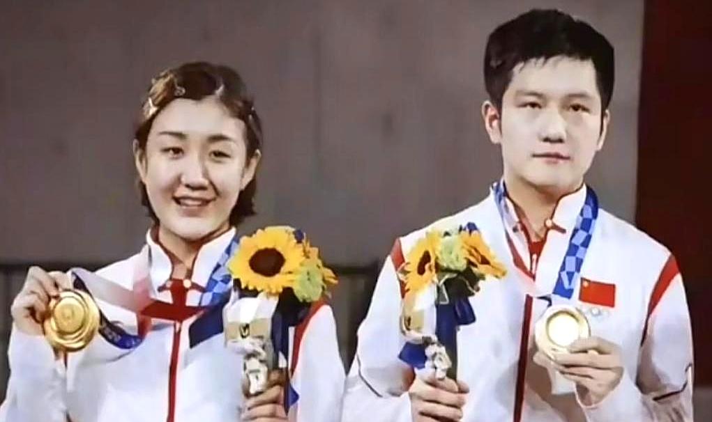 首先需要明确，公众人物的职业成就值得尊重，但私人生活属于个人隐私，不应过度猜测和