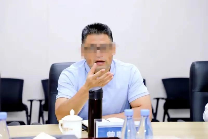 在秋意渐浓的10月22日，广西南宁的一则网络举报如同一枚石子投入平静的湖面，激起