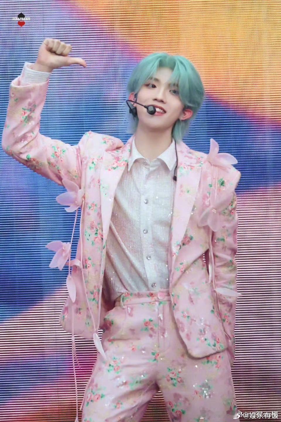 苏新皓小桃花妖塑 在粉西装里藏进三分钓感，在笑容里注入十分甜度，在舞台上释放满格