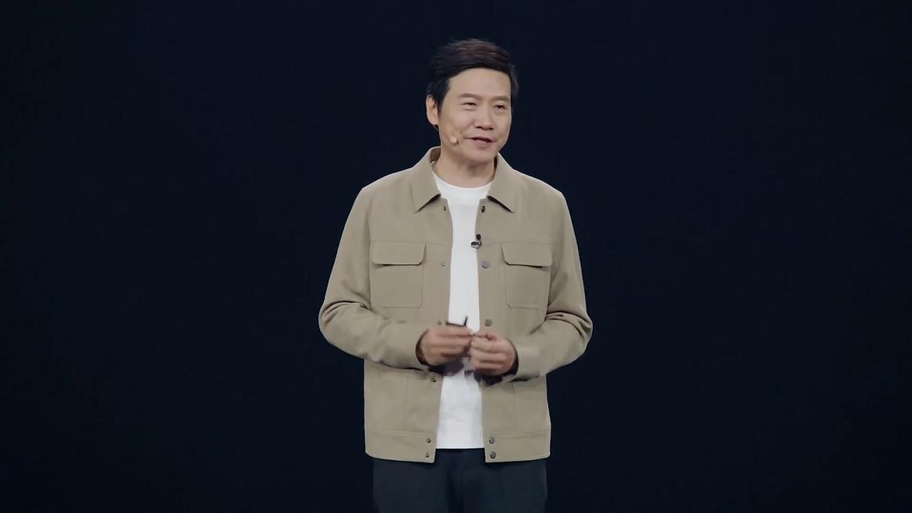 雷军这场直播主打一个“委屈巴巴自证清白”——别人直播聊新车、送福利，他倒好，拿着