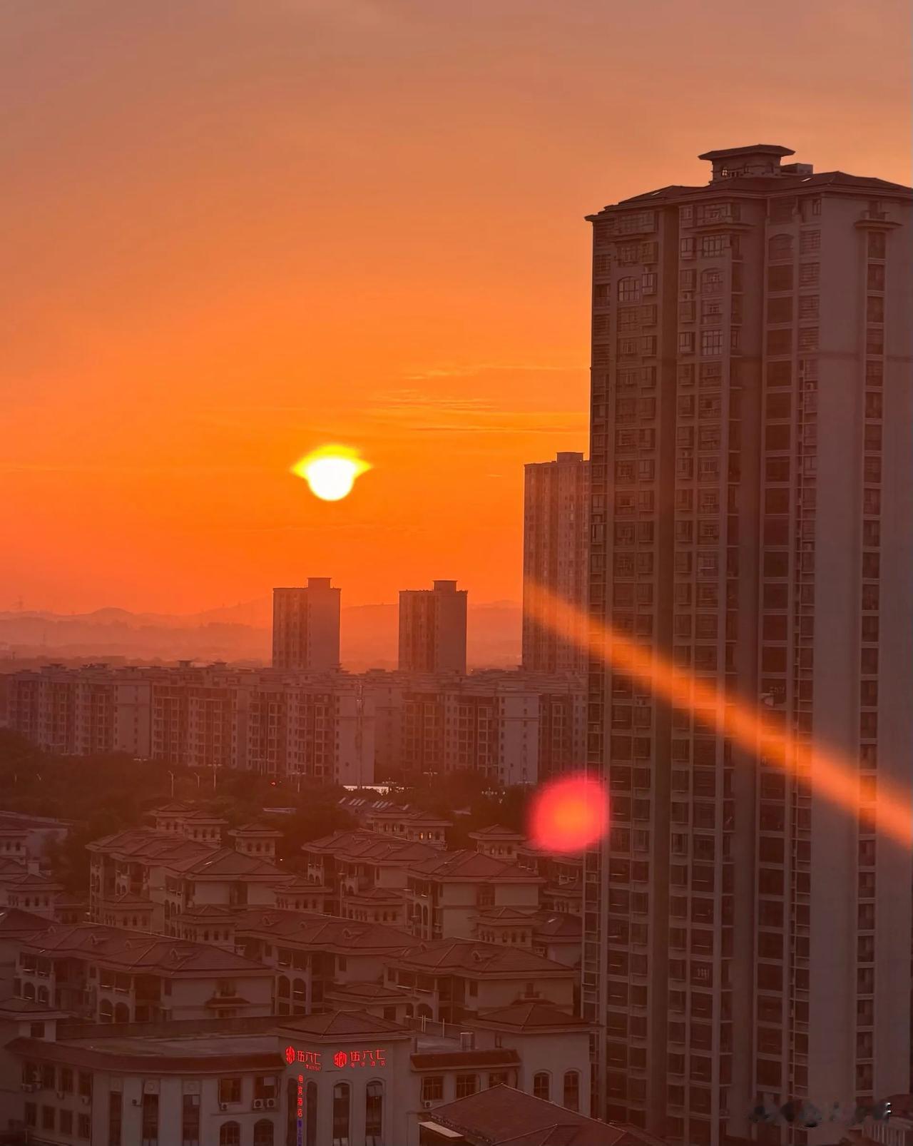 “霹雳穷人”是什么梗

生活极其窘迫，却以一种炸裂、戏剧性、毫不遮掩的方式表现出