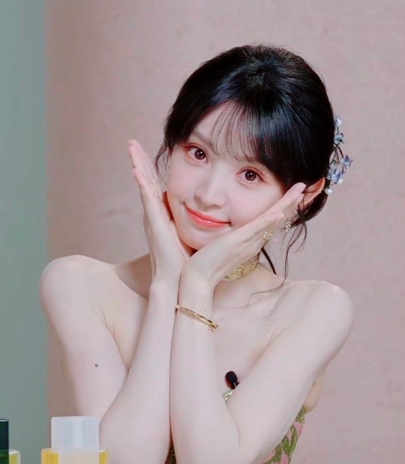 爆光啦:田曦薇今晚直播造型真的超美，整体看着也很合适，明明状态这么好，不知道怎么