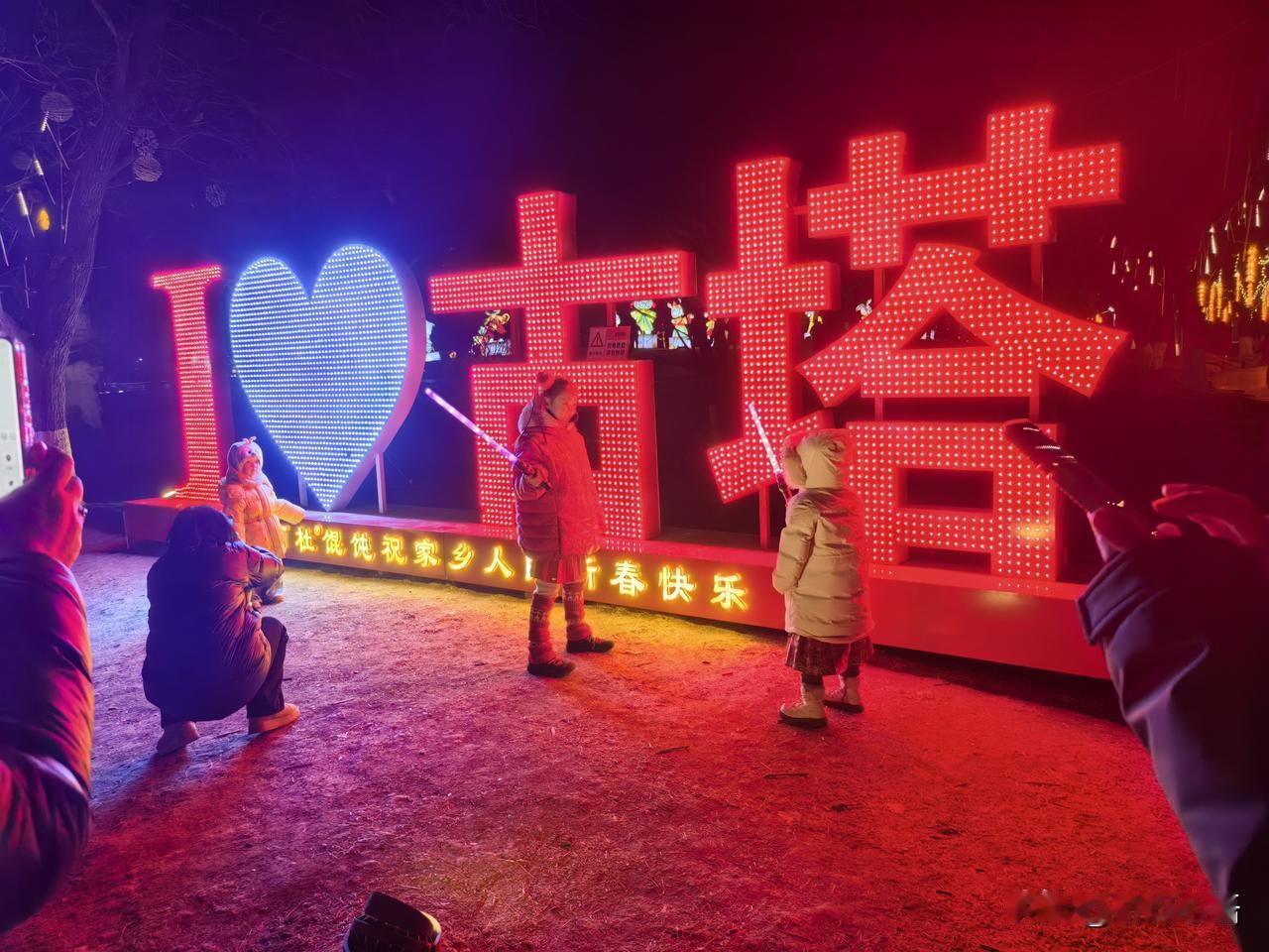 除夕夜的古塔公园，人潮汹涌，热闹非凡，财神爷来了，给大家拜年呢。