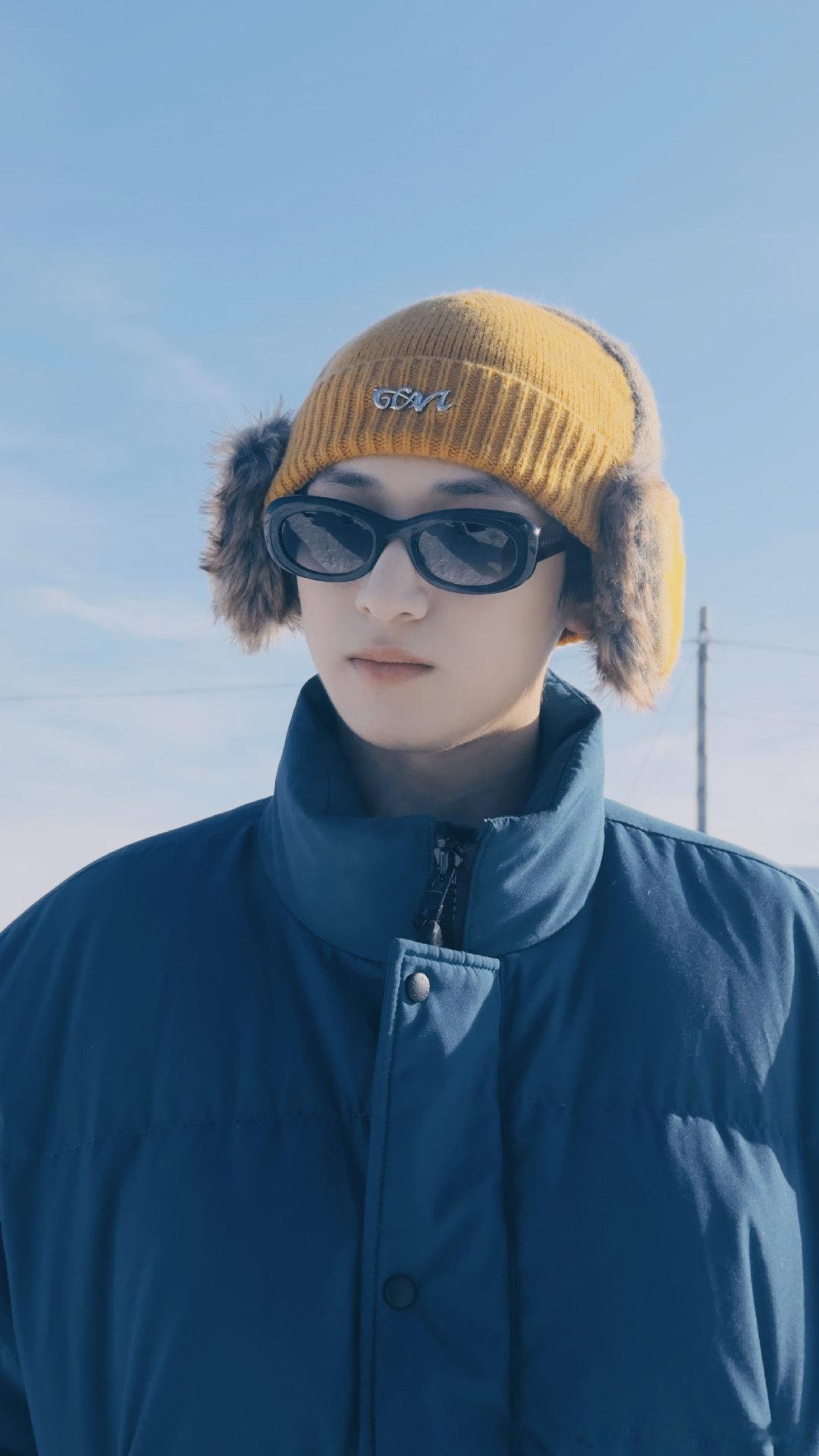 严浩翔黄色针织帽严浩翔俄罗斯旅行明信片  严浩翔俄罗斯旅行明信片来啦！黄色针织帽