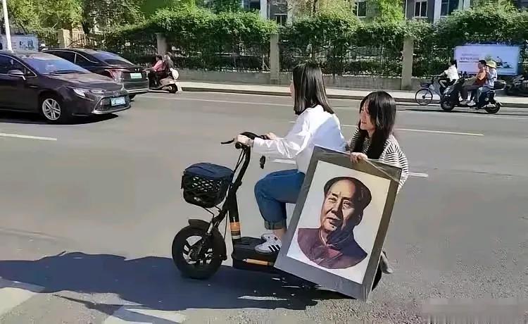 伟大领袖毛主席不但活在中老年人的心中，更活在一代又一代年轻人的心中！
看照片，街