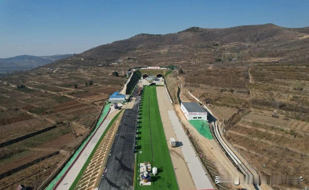 董梁高速沈海高速至新泰段隧道工程全线贯通～～
2月3日，随着全长932米的大洼村