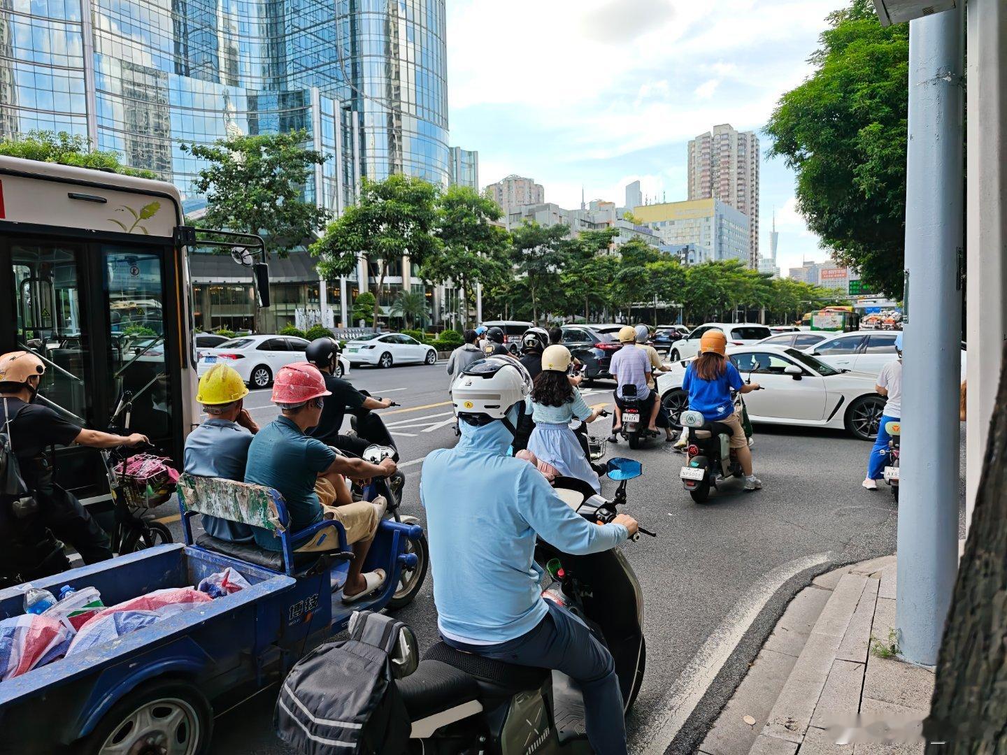 今天开始，小公主也是小学生了。早上送她去上学，走路要13分钟。很多家长都选择用电