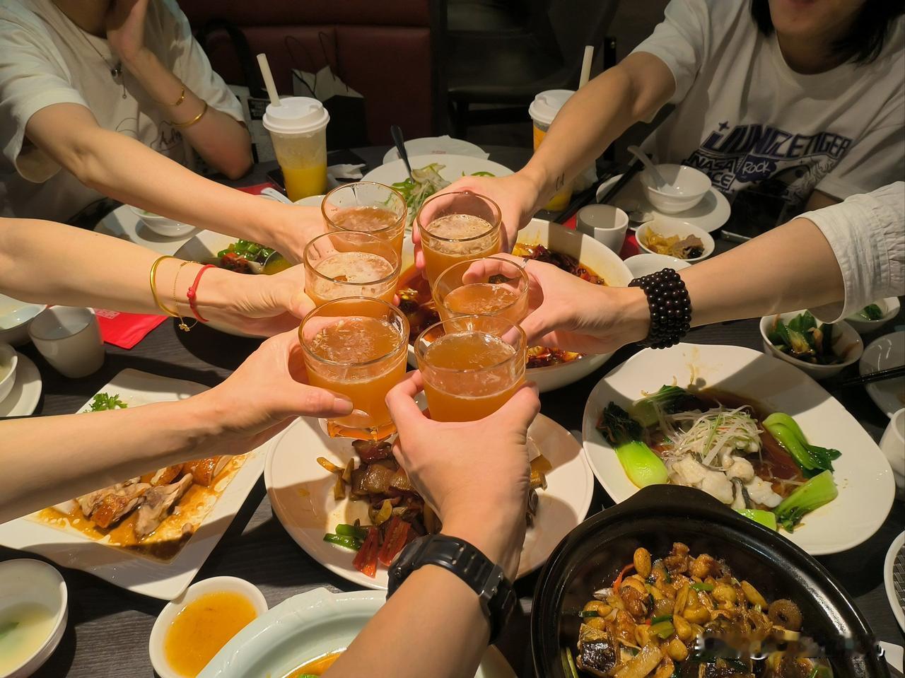 大家一起出去总是因为结账问题为难，
和同事，
和朋友，
和表兄弟姐妹们，
一起出