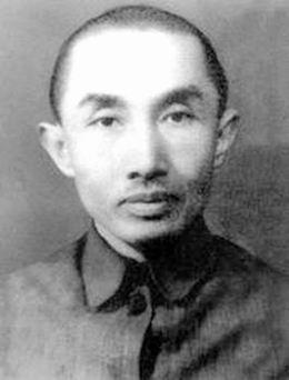 1952年，“一代船王”卢作孚在家里吞服了大量安眠药后，决绝地离开了这个世界。他