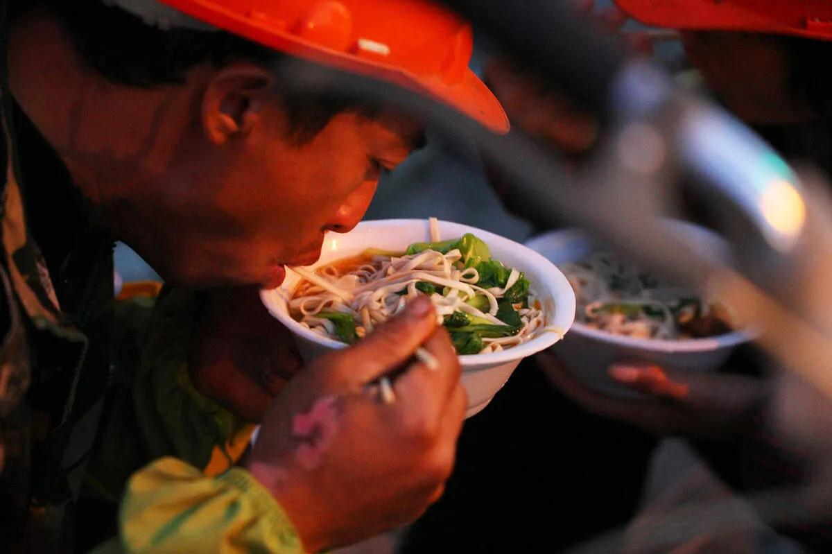 重体力劳动者的饮食要重油重盐，比如说铸造厂的翻砂工（搬沙壳几十斤重，倒铁水），吃