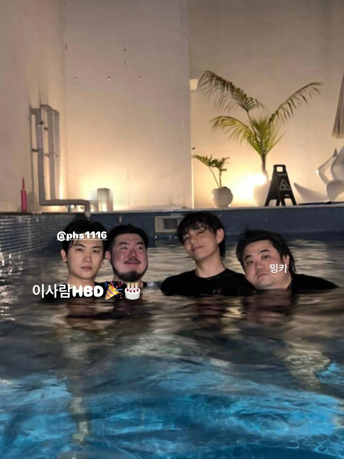 金泰亨分享和朴炯植的泳池照，旁边怎么还有两只🐻（我不敢说..V你小子… 