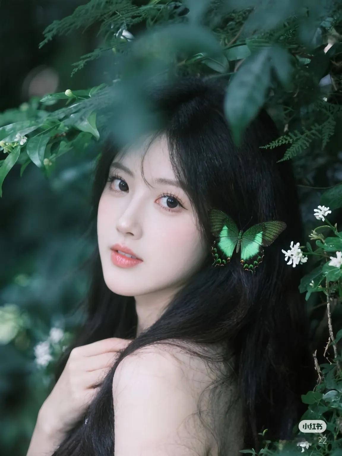 绿意盎然中，少女与蝴蝶共舞街拍 高清美女