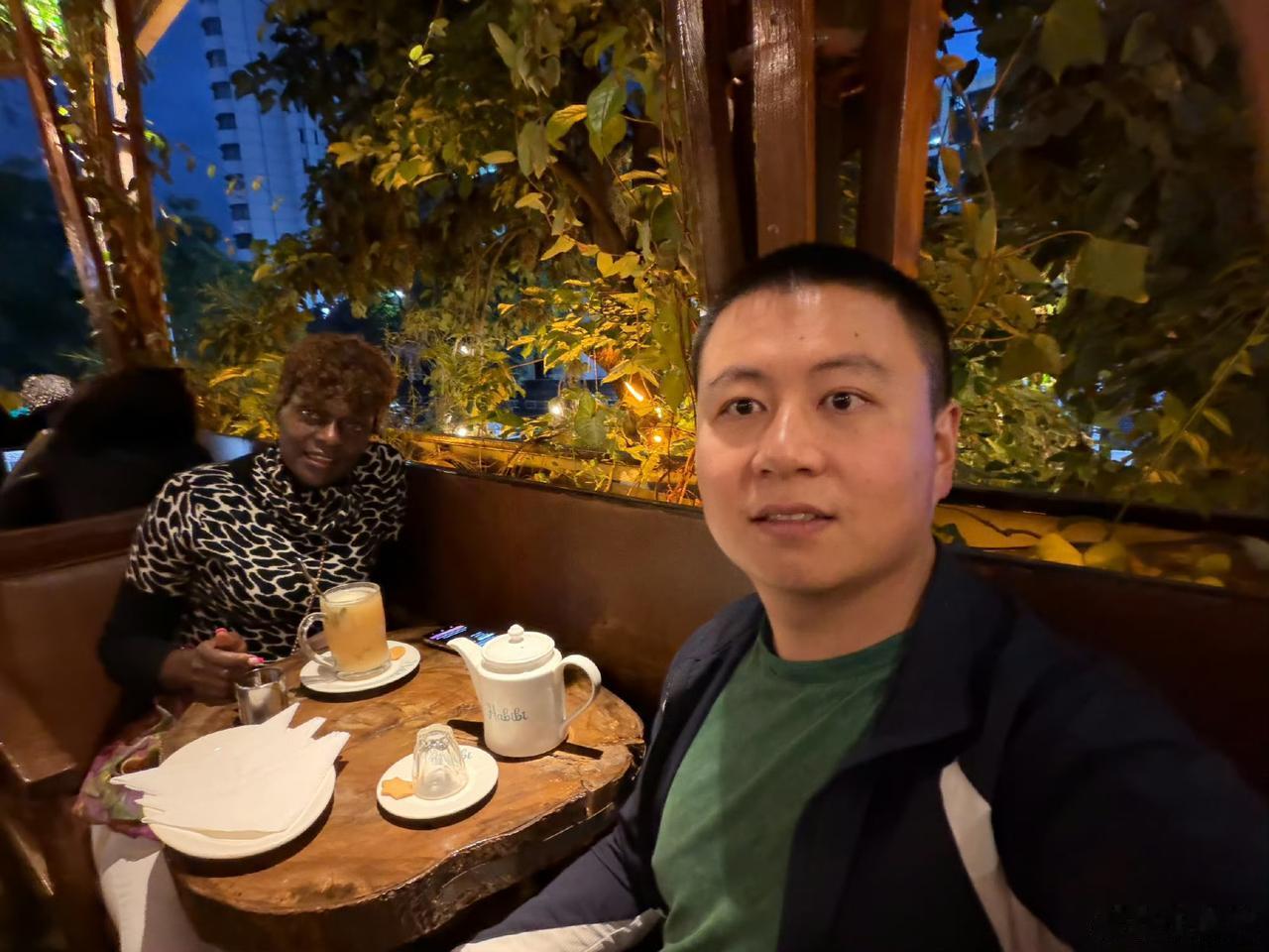 知名旅游博主申典启在肯尼亚被抢劫，刚刚他在微博发了这条信息，展示了他的衣服粘的都