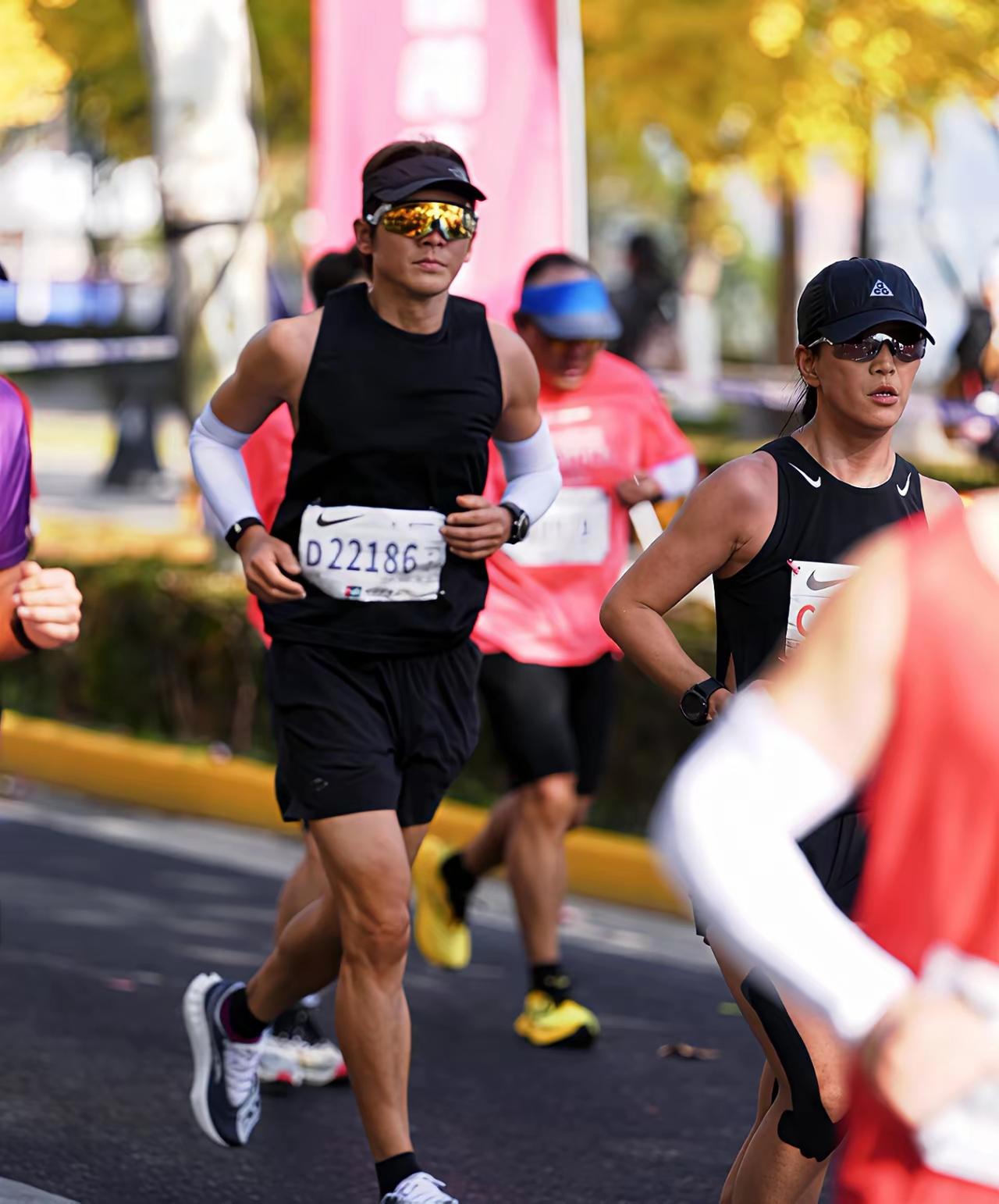 今天上海跑马拉松开启。
小哇（钟汉良）用4小时1分跑完全程，怪不到是跳舞出身，很