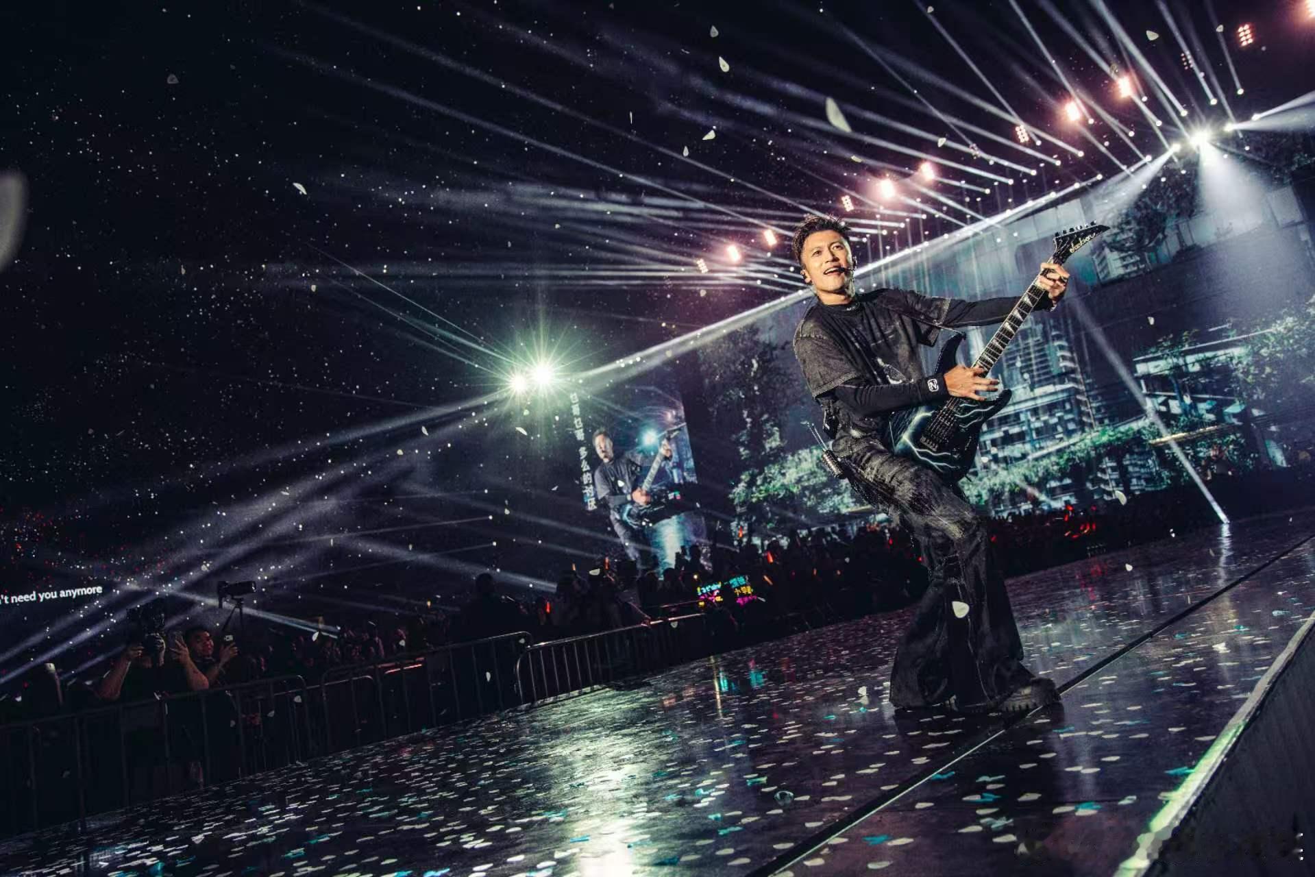 谢霆锋浇头梦回千禧年 谢霆锋真的永远年轻永远摇滚，武汉现场即兴浇头，气场炸裂，每