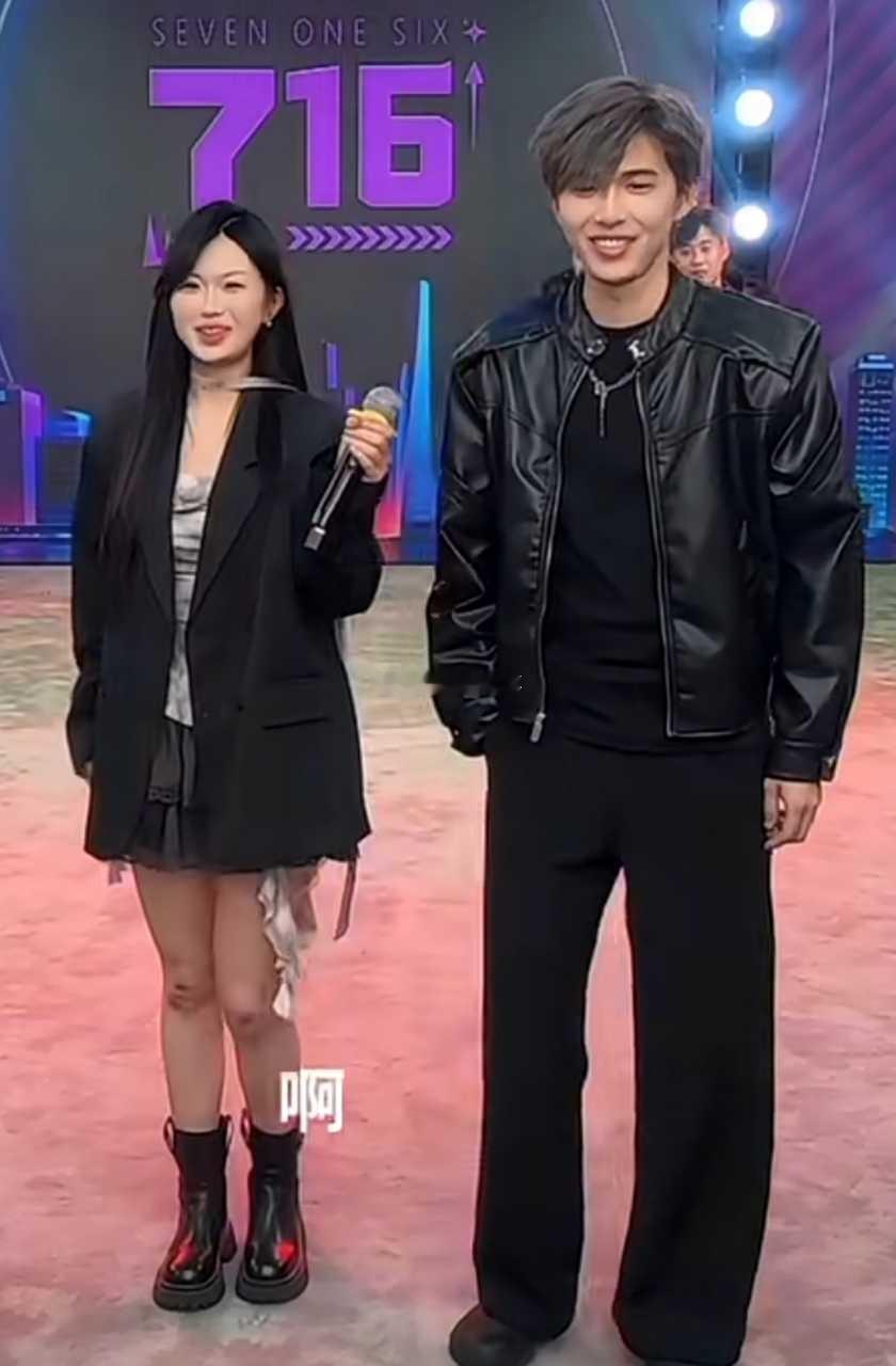 这是公司准备捧嘉有小美了吗  磕了 磕了 小美小心点被录音 嘉文小心点平时的一举