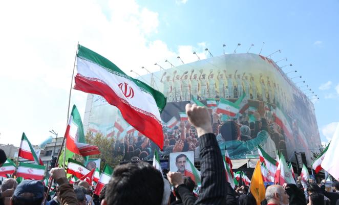 硬抗了一个多月的狂轰滥炸，德黑兰的高层才猛然惊醒出一身冷汗。真正能让他们亡国灭种