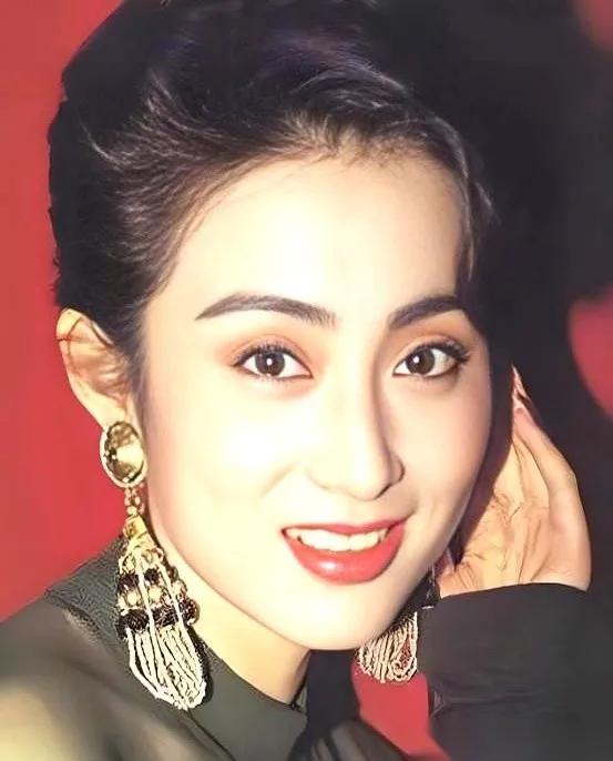 张敏的人生，

   远比她演的赵敏更飒更清醒！

   跟向华胜提分手的那一刻