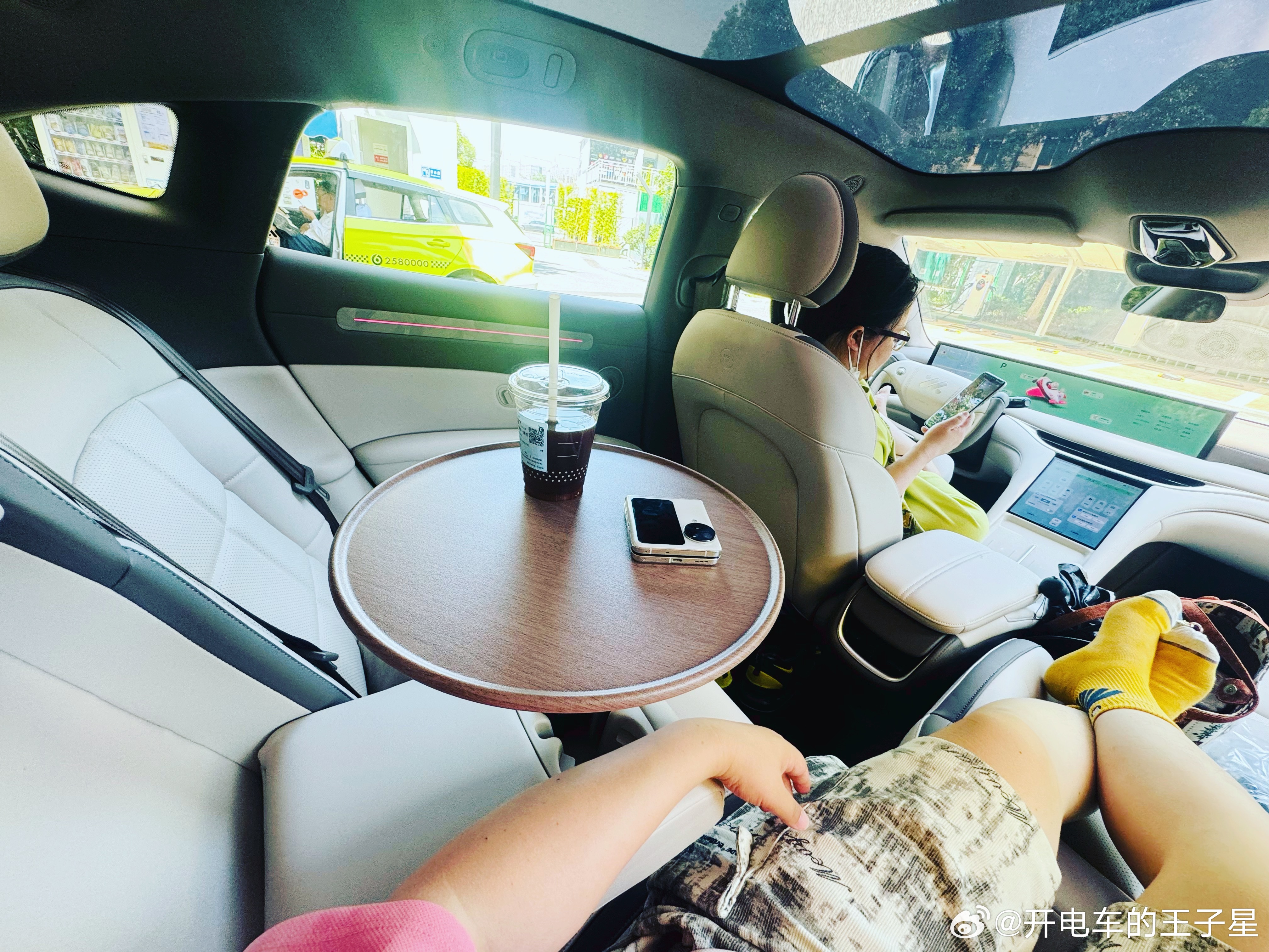 先不聊车规级纸巾盒智己L6的这个车规级小桌板已经被我玩出花来了38度额夏天， L