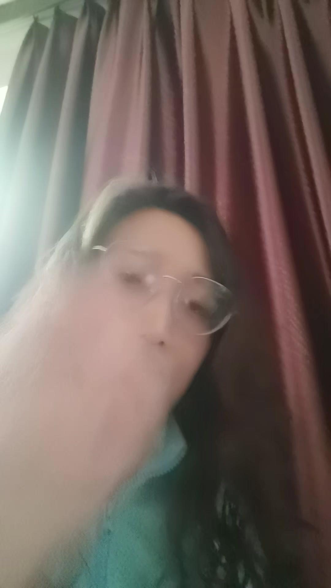 洪晃参加活动的穿搭真的太戳我了！穿得像刚从冬天走来，毛茸茸的帽子、长到脚踝的大衣