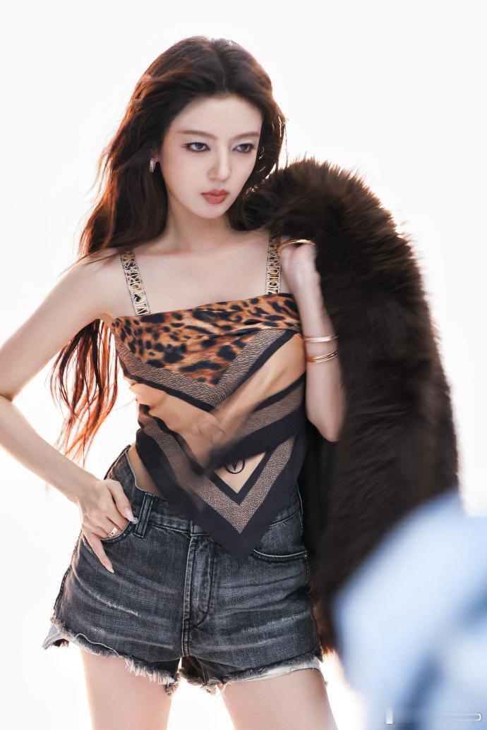 何瑞贤超模表现力何瑞贤豹纹吊带野性美 完全就是超模的时尚表现力呀，何瑞贤豹纹吊带