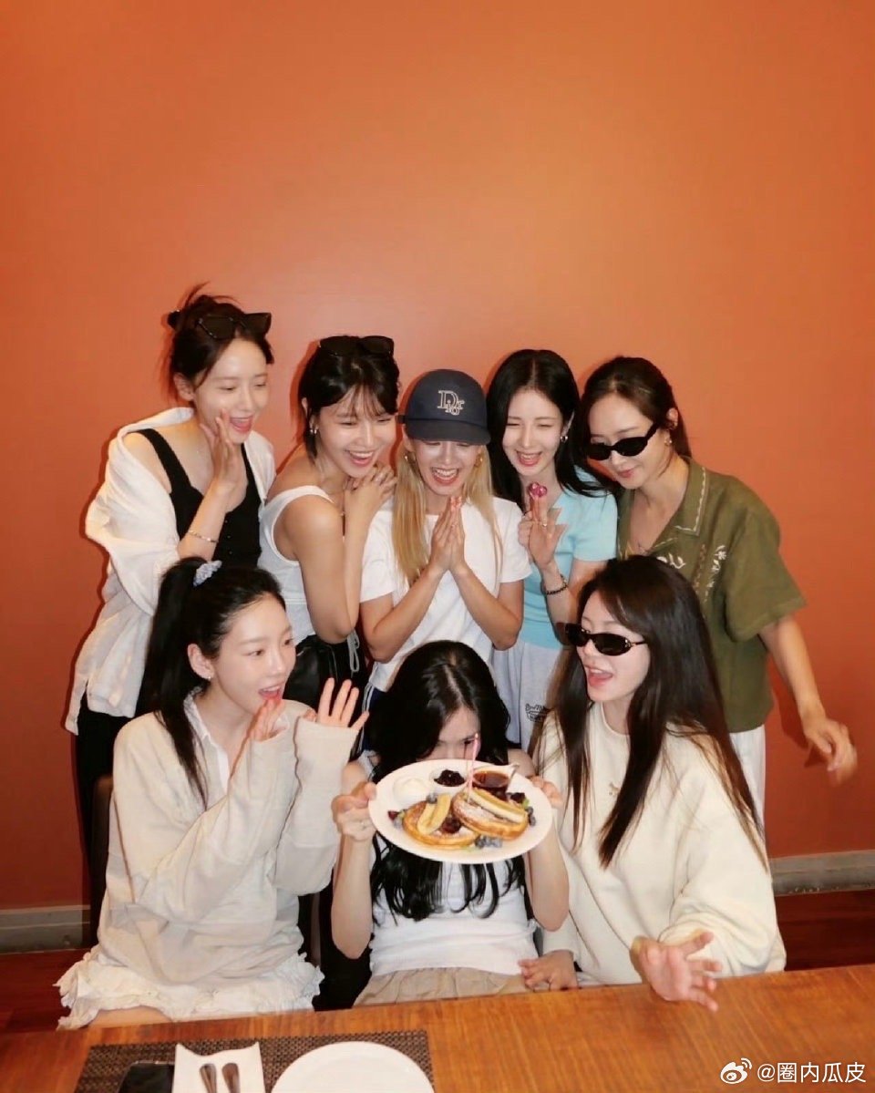 时光会老，但少女时代的初心不变。18周年完整体同框，笑容里依旧是当年的清澈。她们