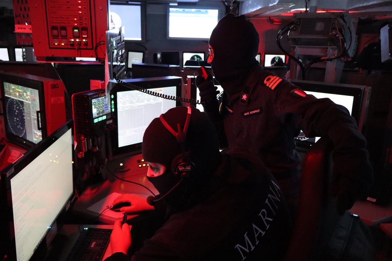 意大利海军在拉斯佩齐亚对面的海域，斯巴达科·谢尔加特”号护卫舰与第 5 直升机大