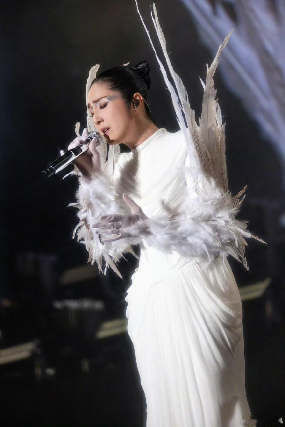 杨千嬅谢谢大家喜欢香港电影杨千嬅感谢大家通过香港电影认识她 有些人通过香港电影认