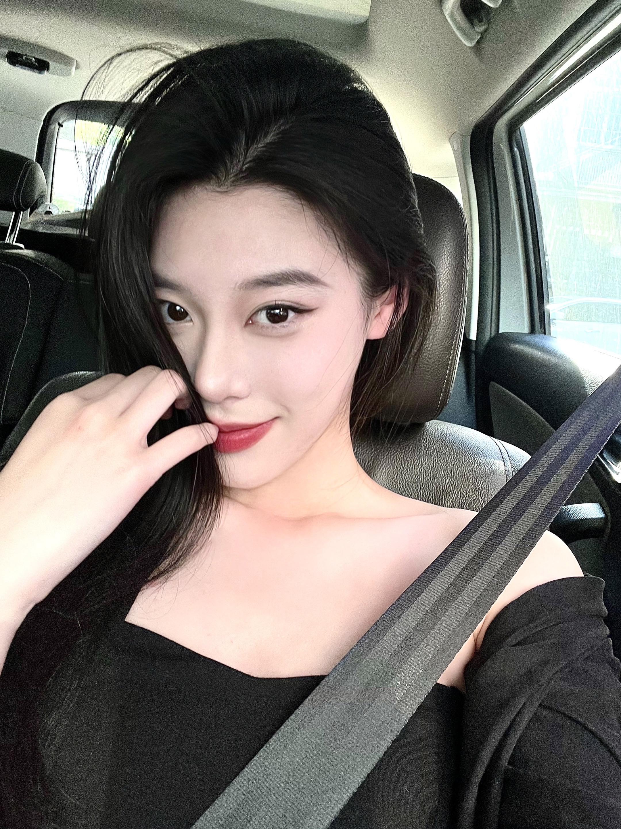 黑发红唇中国女人