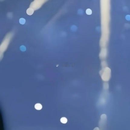 0000蝶焰升空，心载星光夜色漫上来时，一只蝴蝶模样的烟花在夜空缓缓绽开，清浅的