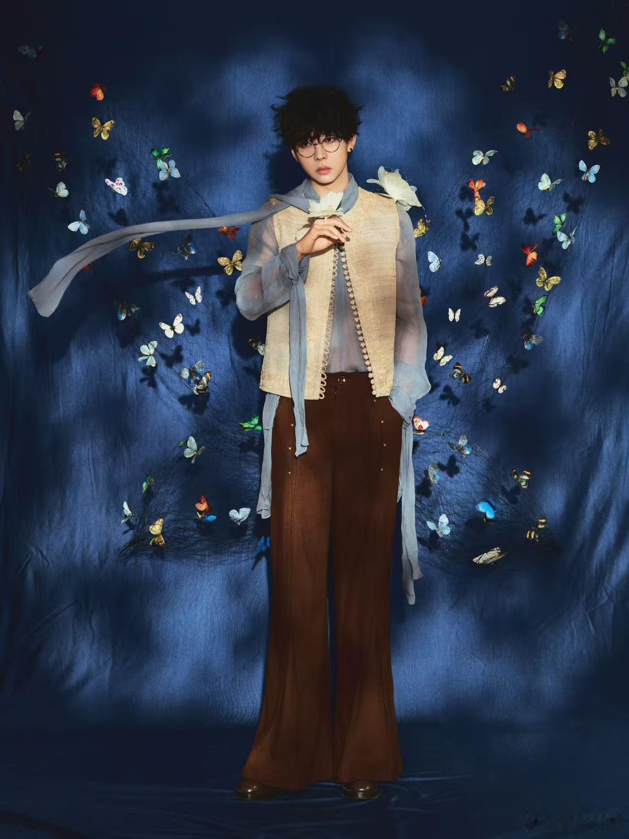 胡夏到底有多会搞笑？他唱《雨蝶》唱得满满的情感，居然还在台上来个“夏”与“荷”的