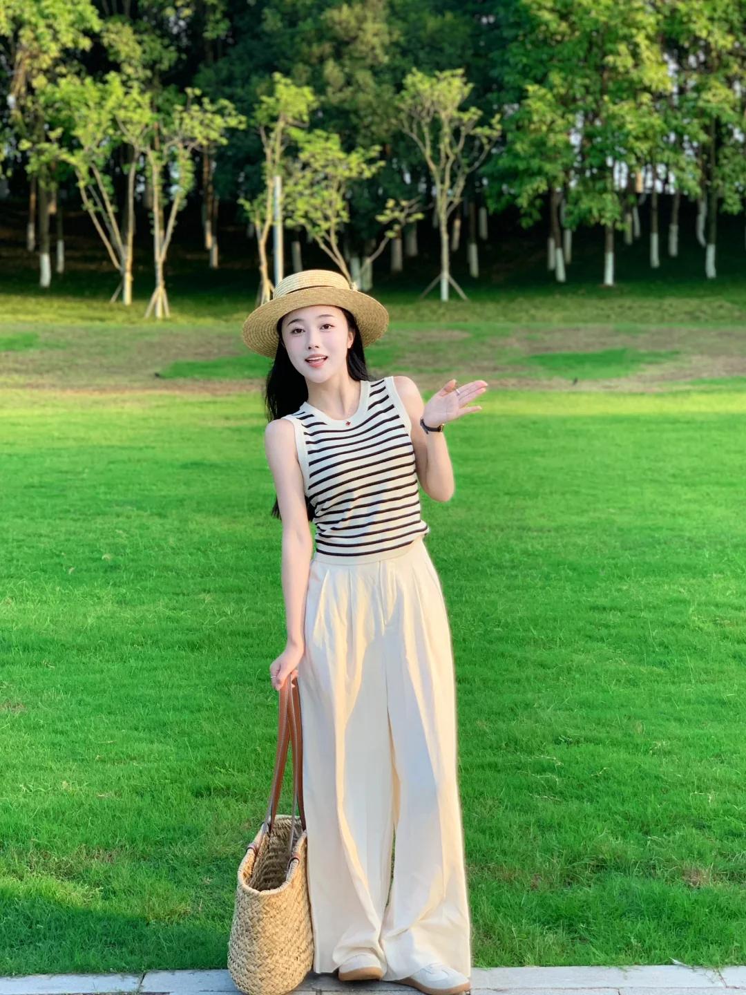 #夏日生活打卡季#小个子也能穿出大气场！黑白条纹背心，简约而不失层次感，完美勾勒