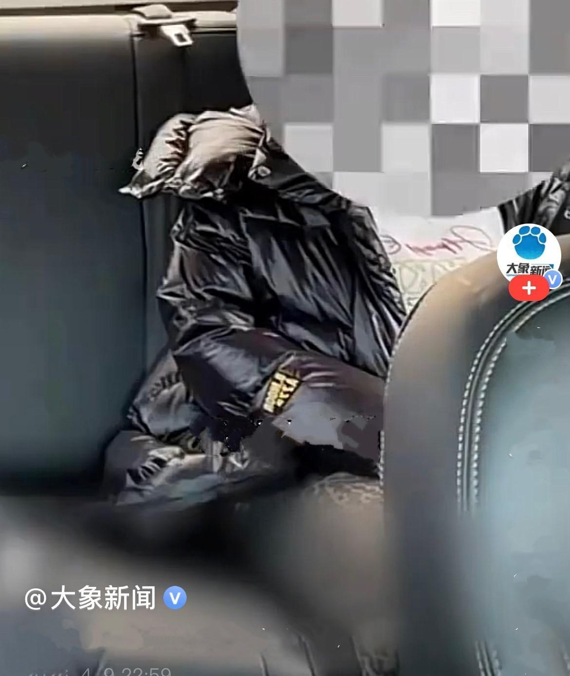 孩子坐网约车被父母推来推去，

12岁女孩说“放我在这吧”，

司机报警后事情才