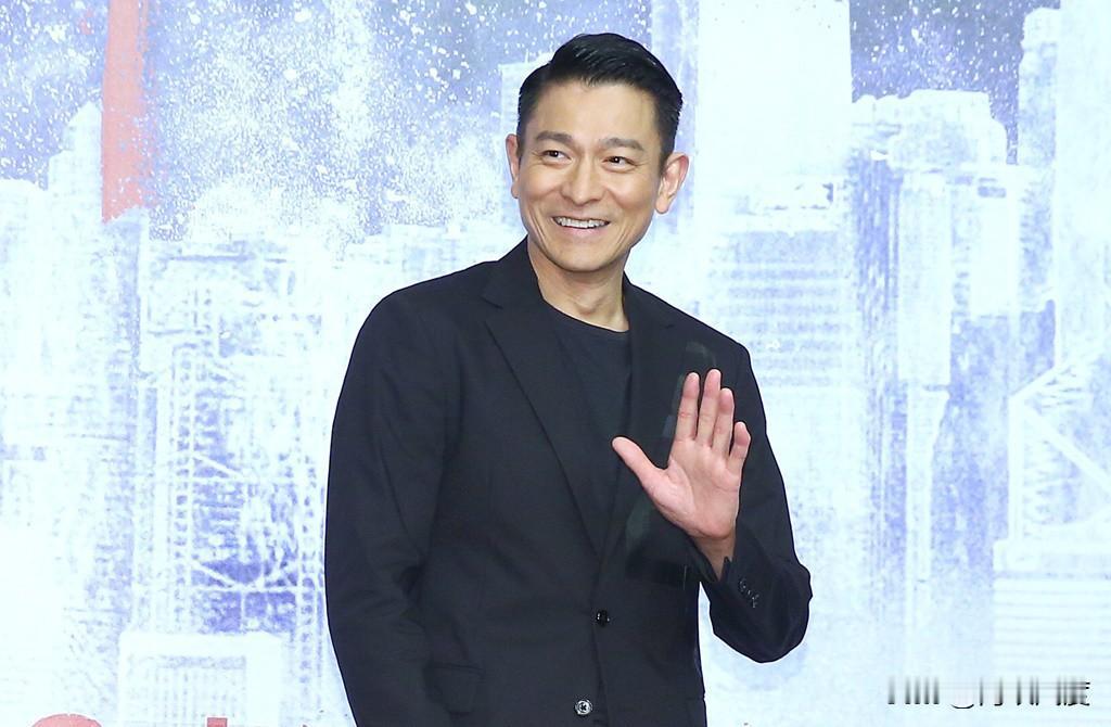 康芮台风中凌乱的刘德华。天王刘德华原定今晚在台小巨蛋的演出，但于下午3点紧急叫停