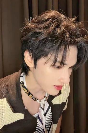 余宇涵直播直播里的小细节超暖心，每条弹幕都会认真看，耐心和粉丝互动，温柔又真诚的