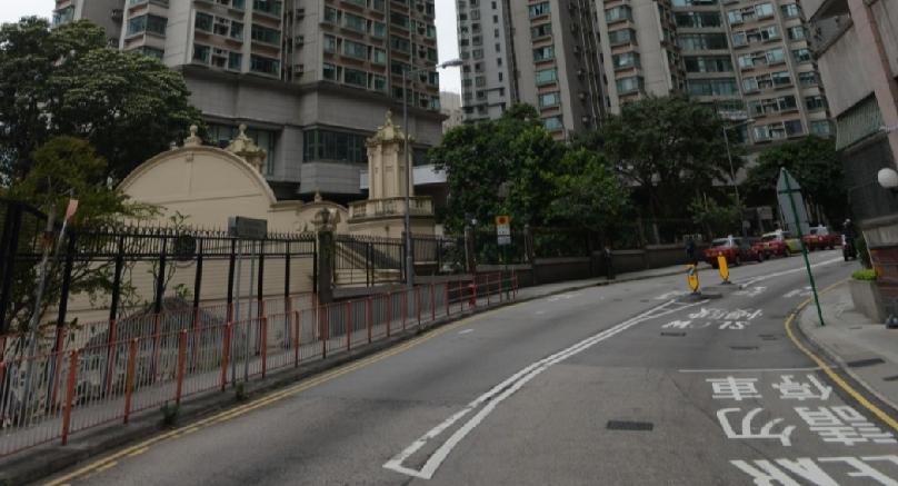 香港港岛西半山罗便臣道70号一屋苑，（8月31日）下午2时许，保安发现一名男工倒