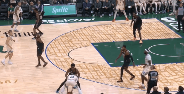 雄鹿观察：罗林斯生涯第4季全面爆发，对阵费城32分14助6板罗林斯在生涯第4个赛