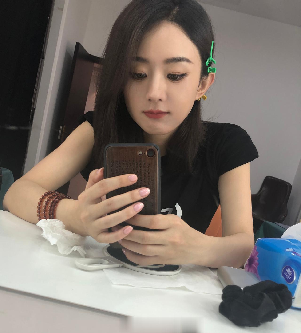 刚🍠刷到赵丽颖最近在用iPhone 8的照片。

印象里前几年就关注过一次她的