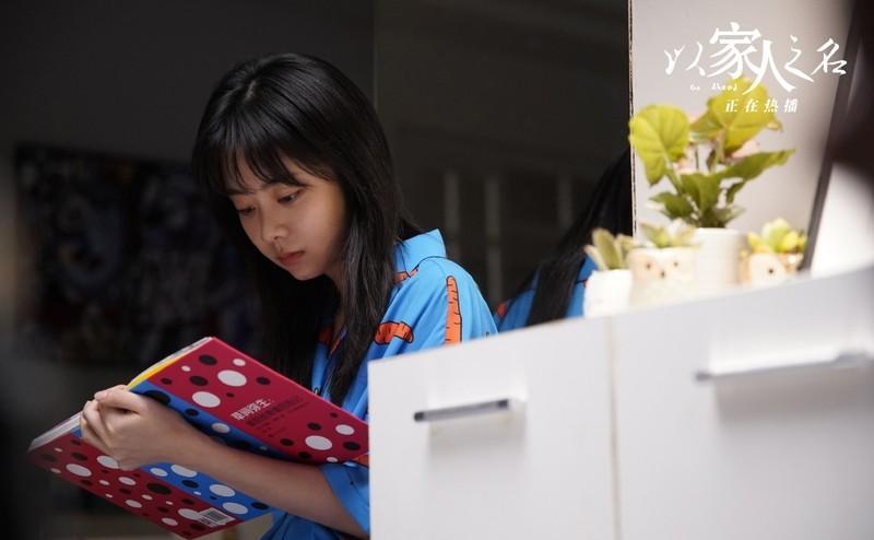 谭松韵30+还在演高中生，这本身就是个奇迹。
说真的，国产剧的“少女感”快被这两