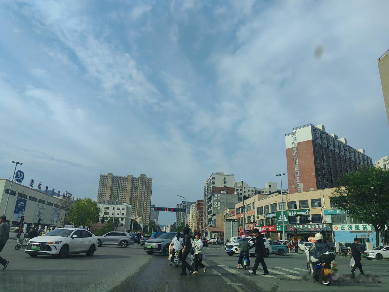 江西赣州，女中专生黄某赴港看演唱会，她家的低保并未取消，只是引发了低保监测预警机