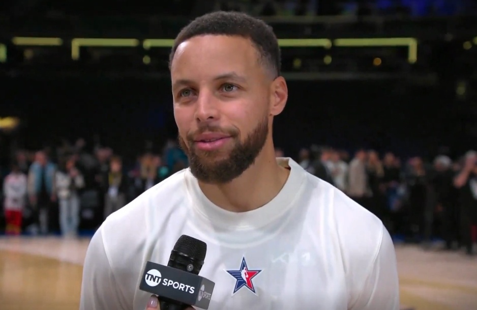 库里第10次入选全明星，记者问他是否觉得自己已经在联盟里度过了很漫长的时间。库里