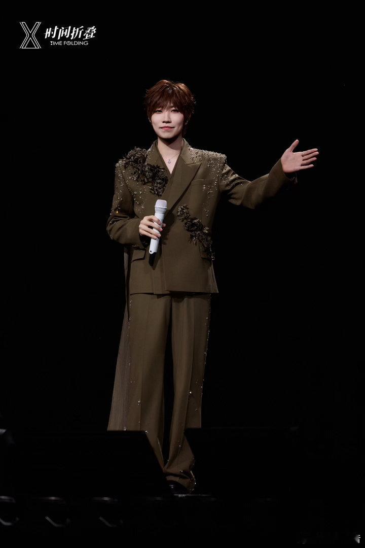 徐良演唱会毕业留念徐良南昌三场圆满收官！徐良舞台状态绝佳，唱功稳实力强，舞台表现