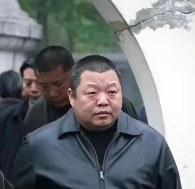 54岁的臧天朔，在死前半年，把2000万的家底和所有值钱的手表、金链子，全砸进了